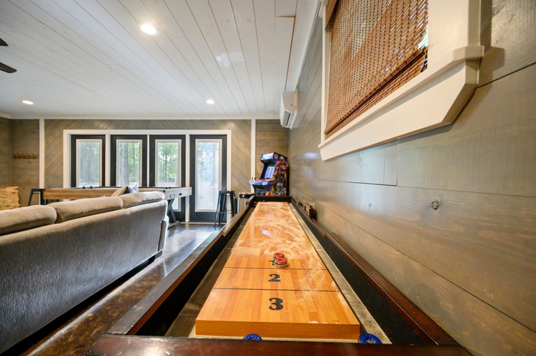Room 4, Sleeps 18 - Hot Tub - Playground - Games - Firepit, McCurtain