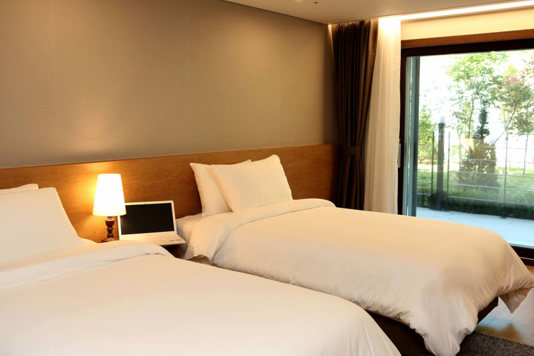 Bedroom 2, Petro Hotel, Mungyeong