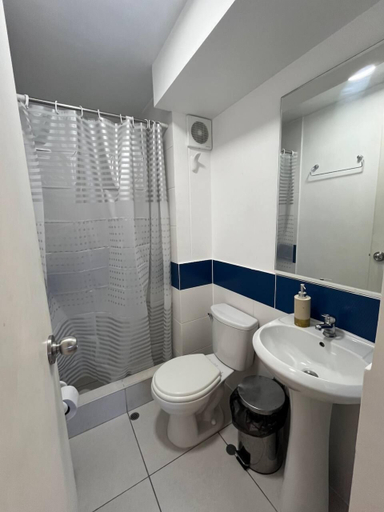 Bathroom 3, Alojando Peru, Callao