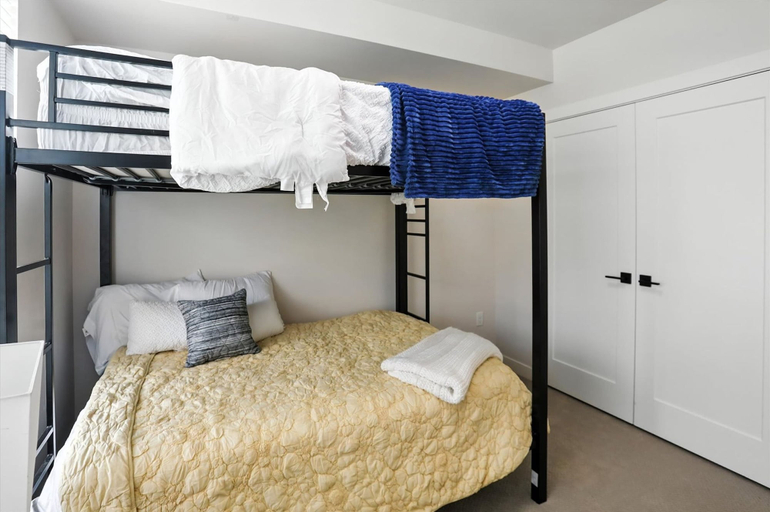 Room 2, The Vista Sleeps 14 Hot Tub Arcade Views, Wasatch