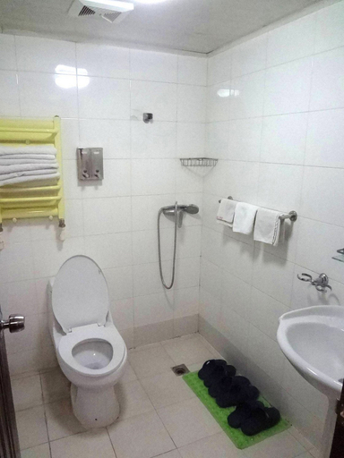 Bathroom 2, Tongfu Hotel, Beijing