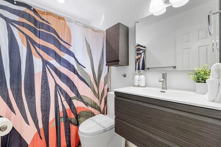 Room 2, Deerfield Beach 10 min 2 Beach Hot Tub Pool Table, Broward
