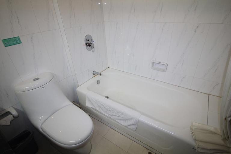 Bathroom 2, Yantai Huayu art culture grand Hotel, Yantai