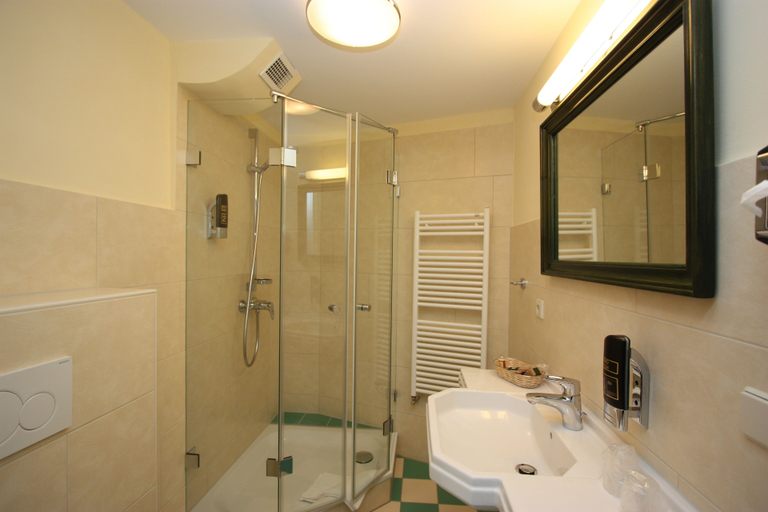 Bathroom 5, Hotel Grüner Baum, Ortenaukreis