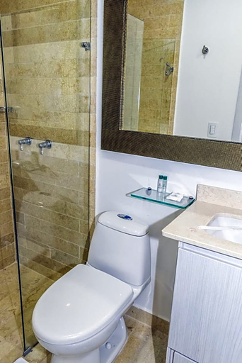 Bathroom 3, Hotel Madeiro, Medellín