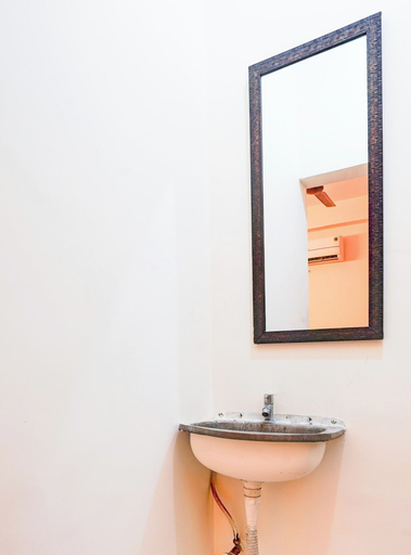 Bathroom 3, CollectionO Guduvancheri Railway Station, Kancheepuram
