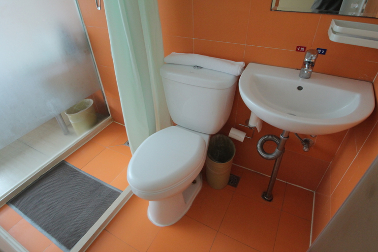 Bathroom 3, Jitai Hotel (Shanghai Dahua 3rd Road Subway Station), Shanghai