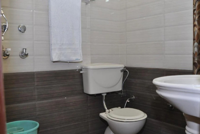 Bathroom, Goroomgo Chand Regency Near Near Mall Road Nainital, Nainital