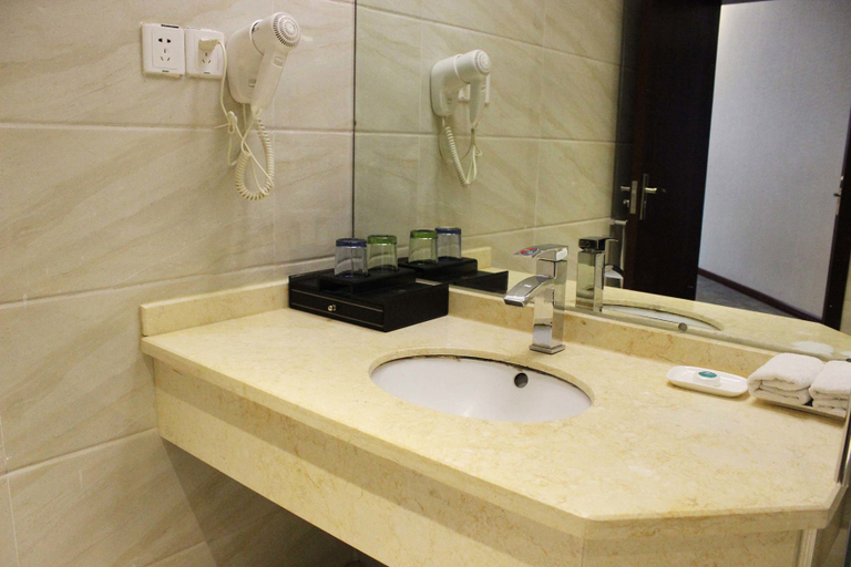 Bathroom, Pianguan Hotel, Xinzhou