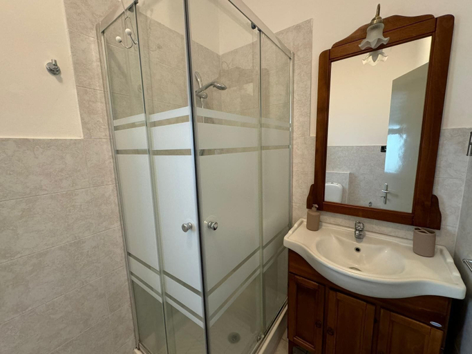 Bathroom 4, Nicola House, Catania