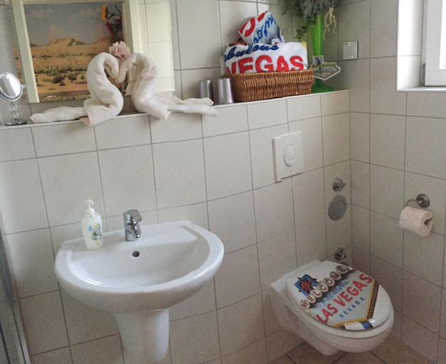 Bathroom 3, Down Town Motel, Berlin