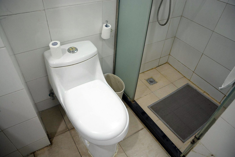 Bathroom 2, JuTing Hotel (Tai'an Taishan Daimiao), Tai'an