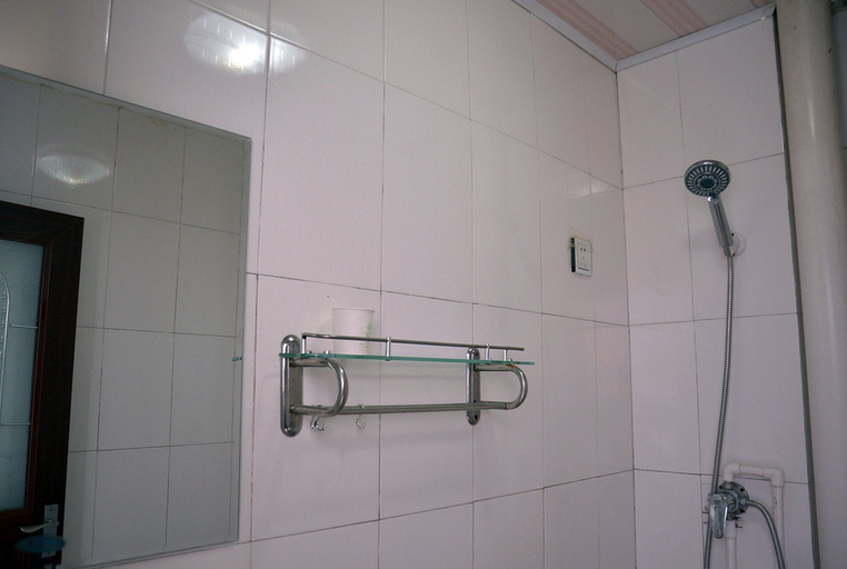 Bathroom 3, Roman Hotel, Laiwu