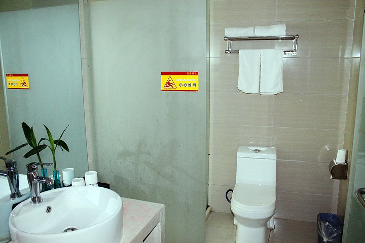 Bathroom, Jinfeng Hotel (Zaoyang Shangyi Te Liwan Branch), Xiangfan