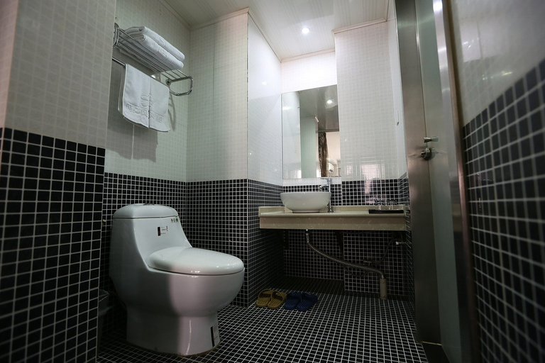 Bathroom 2, Bashan Fashion Hotel, Hefei