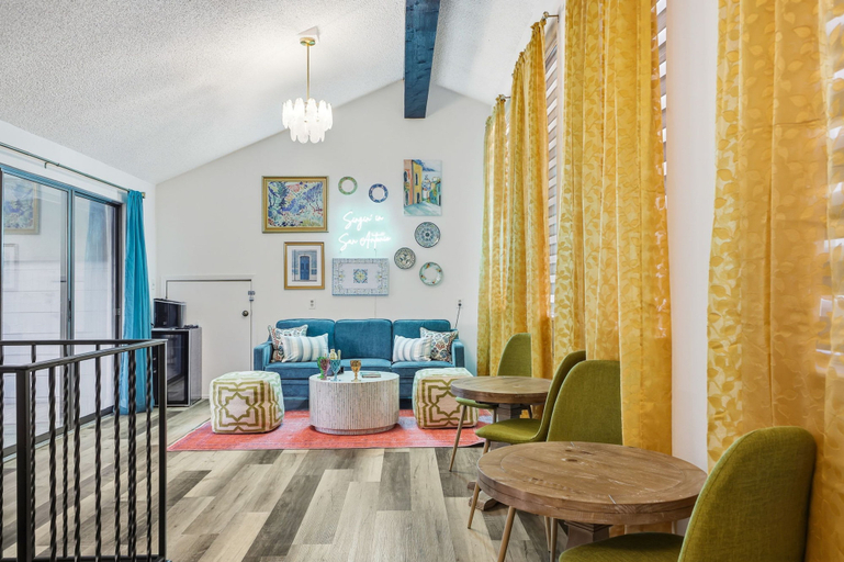 Room 5, Riverwalk Villa Game Room Grill Heated Pool, Bexar