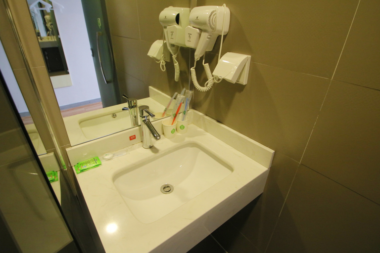 Bathroom 3, Orangewood Hotel (Shanghai Pengpu Xincun Subway Station), Shanghai