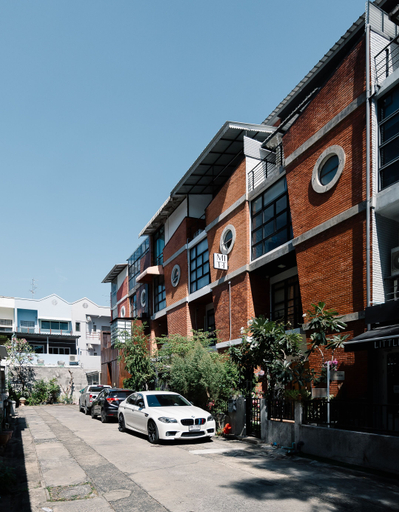 Exterior & Views