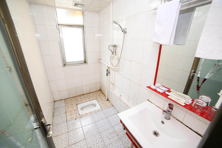 Bathroom 2, Changcheng Hotel, Yichang
