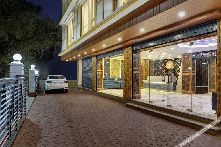 Exterior & Views