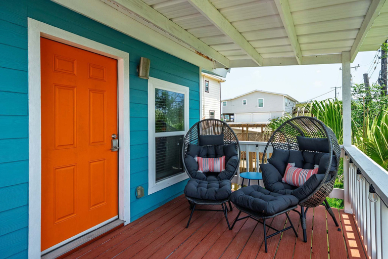 Room 5, The Wave House Sleeps 16 Pool Hot Tub Bikes, Nueces