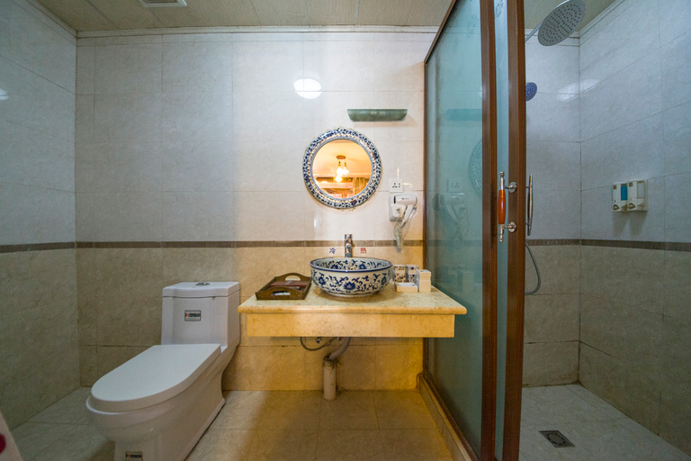 Bathroom, Shang Shan Inn, Lijiang