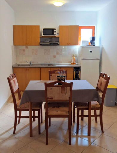 Private kitchen, Apartments Laura and Romano With Pool, Vir