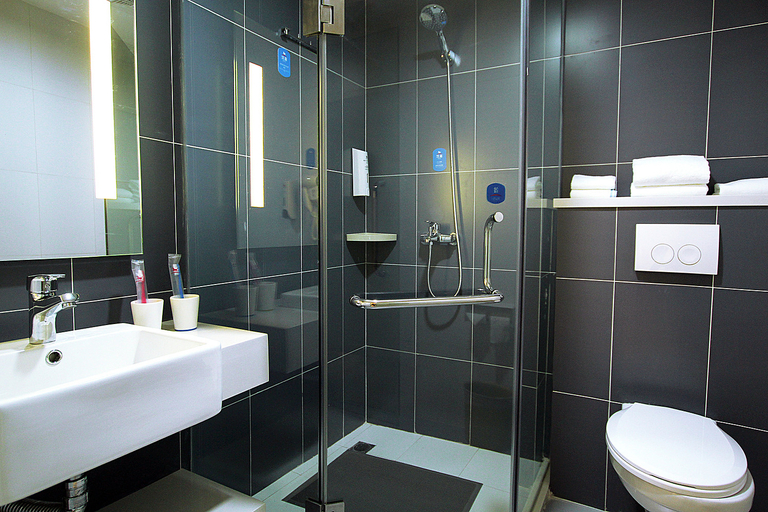 Bathroom 2, Huashang Hotel (Guilin Seven Star Park Guangxi Normal University Branch), Guilin