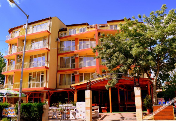 Exterior & Views