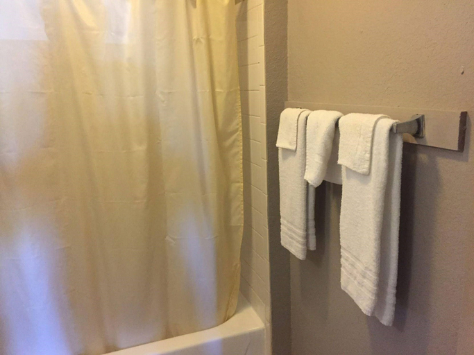 Bathroom 3, Scottish Inns Carrollton TX , Dallas
