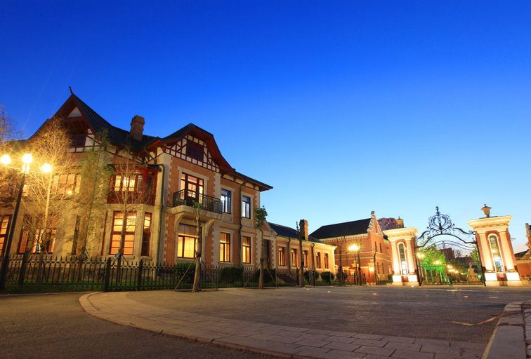 Exterior & Views