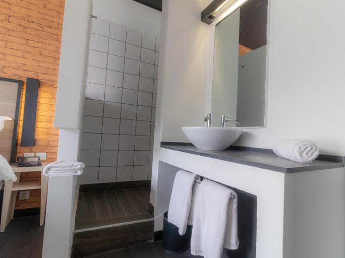 Bathroom 3, ONOMO Hotel Dakar, Dakar