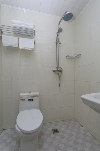 Bathroom, Juyuan Huifeng Hostel, Beijing