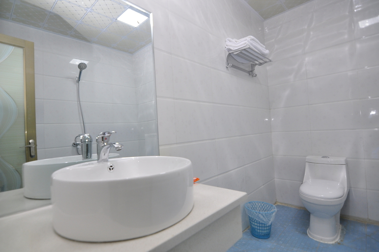 Bathroom 3, Jiaotong Hotel, Xishuangbanna Dai