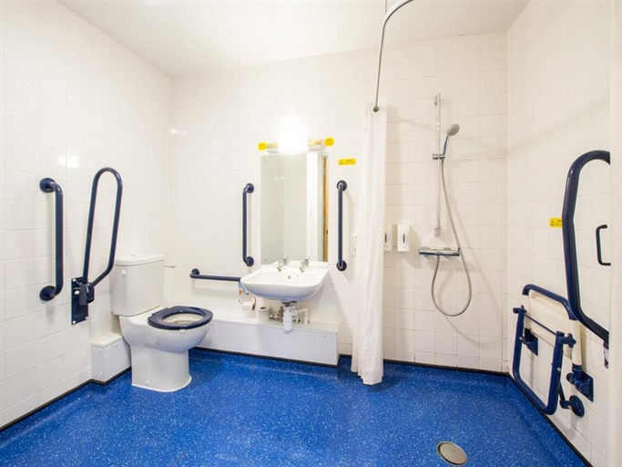 Bathroom, Travelodge Guildford, Surrey