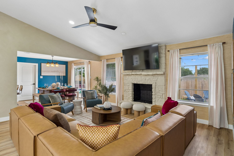 Room 4, Cowboy Luxe Retreat Pool Putt Putt Pickleball, Bexar