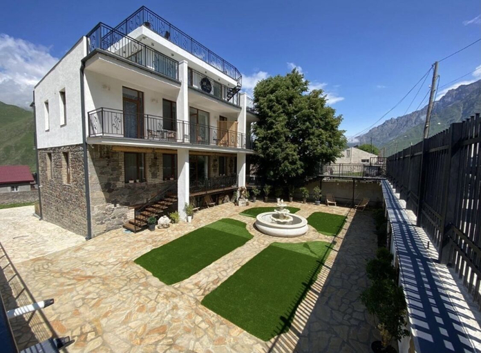 Exterior & Views