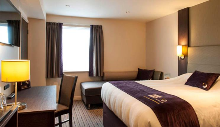 Bedroom 5, Rugby North (M6 Jct1), Warwickshire