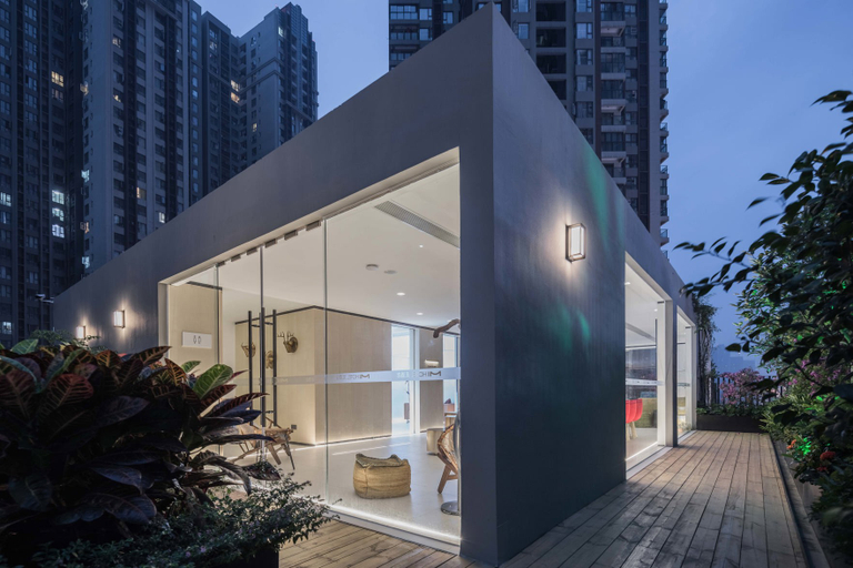Exterior & Views
