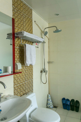 Bathroom 4, 7 Days Inn Selected (Beijing South Station Yongdingmen Subway Station), Beijing