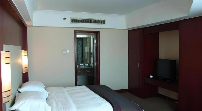 Bedroom, Yong Xing Garden Hotel, Beijing