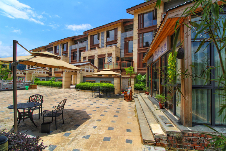Exterior & Views
