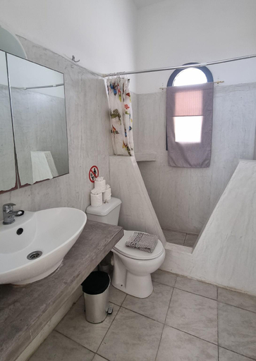Bathroom 3, Leon Santorini, South Aegean