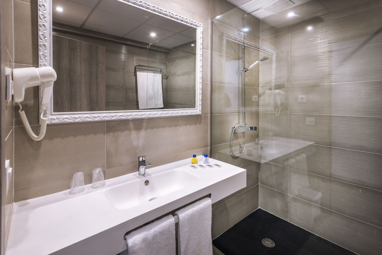 Bathroom 5, Oasis Park Splash, Barcelona