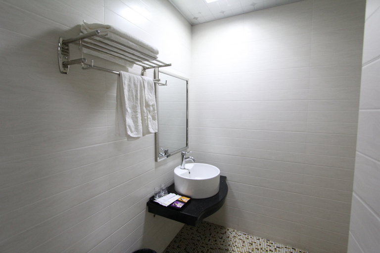 Bathroom 3, New Great Wall Hotel, Zhaoqing