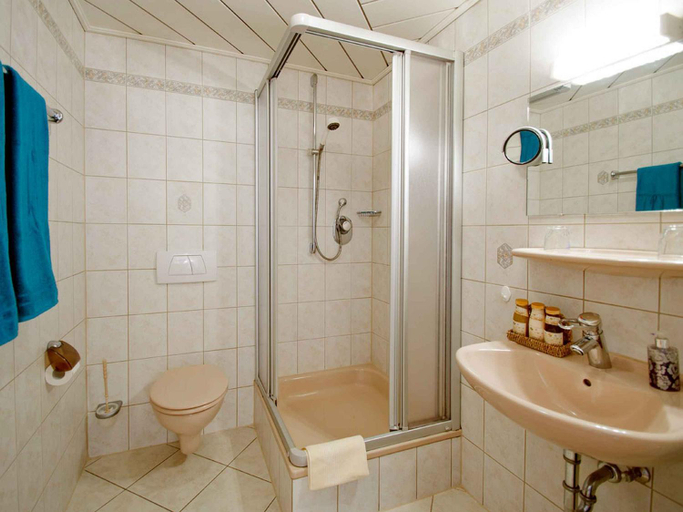 Bathroom 3, Gastehaus Herrmann, Freudenstadt