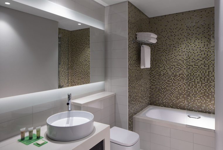 Bathroom 5, Hyatt Place Dubai/Jumeirah, Dubai