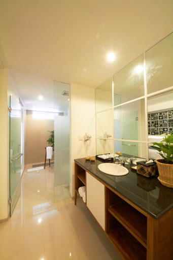 Bathroom 3, The Kanjeng Suites & Villas Sanur, Denpasar