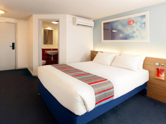 Bedroom 2, Travelodge Worthing Seafront, West Sussex