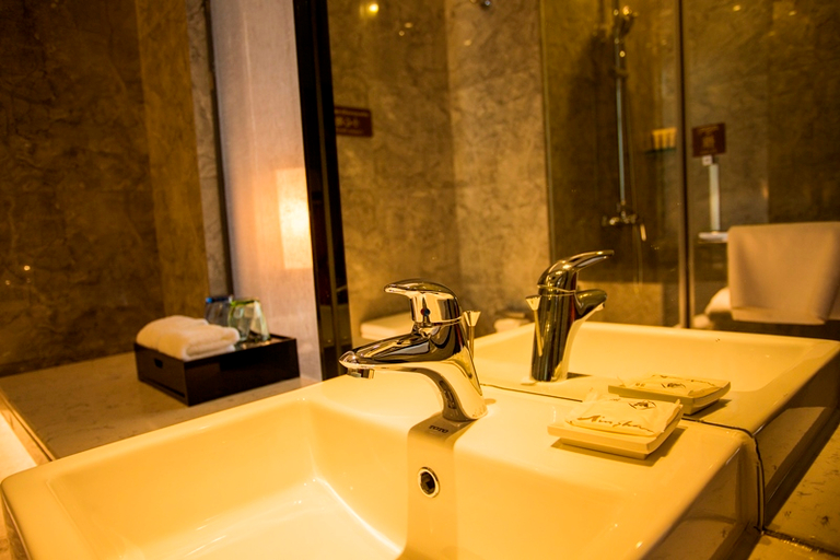 Bathroom, Lhasa Minshan Yinqiao Hotel Jokhang Temple, Lhasa